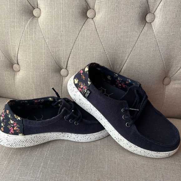 BOBS from Skechers Shoes - Size 7 Bobs Skipper Laurel Oak floral navy slip on memory foam shoes